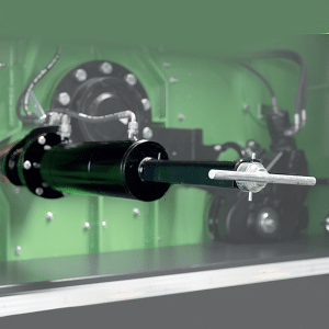Hydraulische Steckachsen- Wechselvorrichtung - zum bequemen Ausziehen der Schlegelachsen aus dem Rotor für den schnellen Werkzeug-Wechsel.
