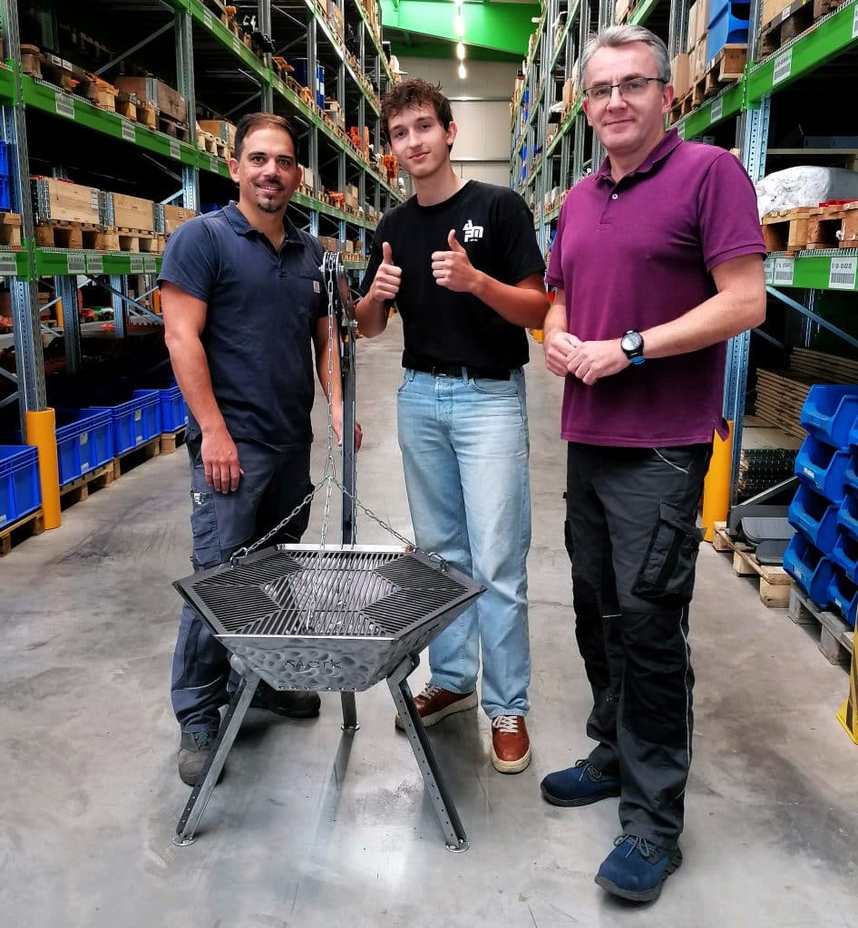 Zum Abschluss seines Praktikums nimmt Mark einen selbstproduzierten Grill von Lagerleiter Michael Cherek in Empfang